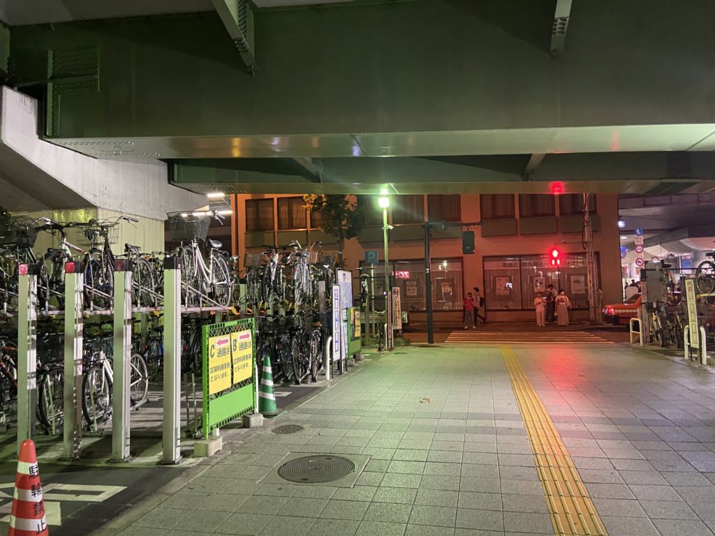 立体道路下の駐輪場から